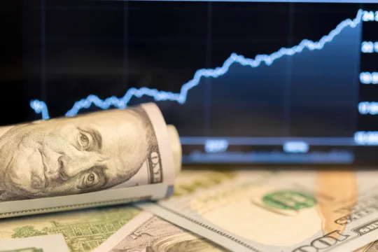 Queda do dólar impulsiona fluxo externo e reforça estratégia de FIIs flexíveis como SNME11