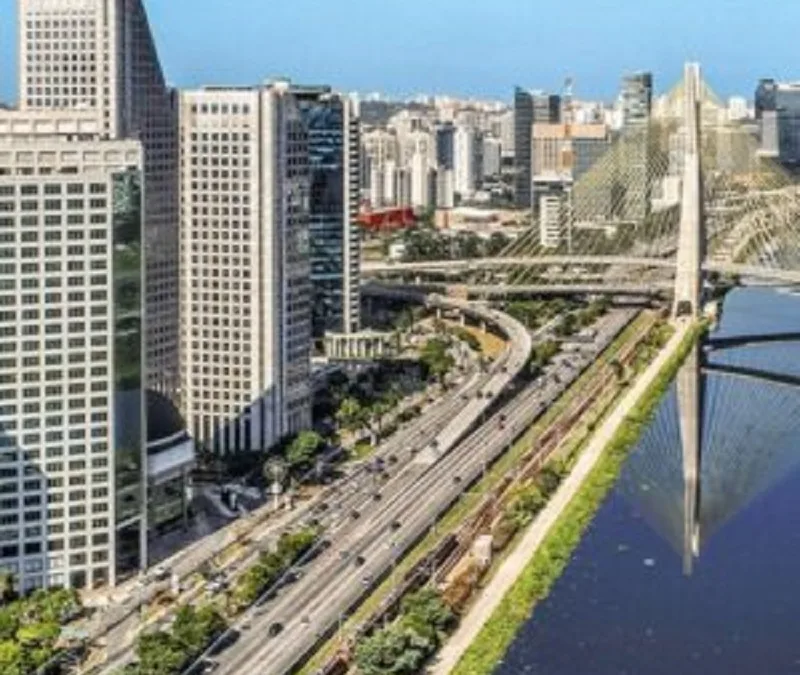 Aluguel de escritórios cresce no fim de 2025, e número de salas vazias cai em São Paulo