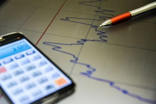 Selic caiu: por que o setor eólico e o SNEL11 podem sair ganhando?
