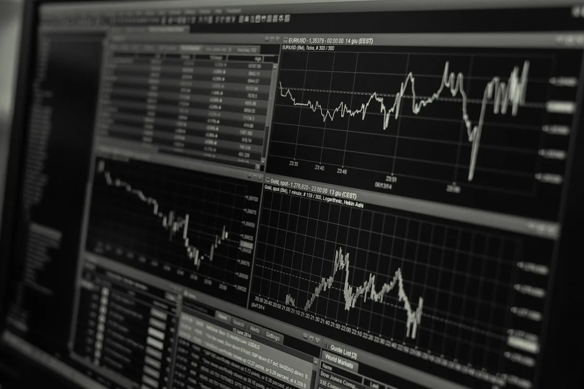 SNME11 sobe 0,86% no pregão e fecha na contramão do IFIX