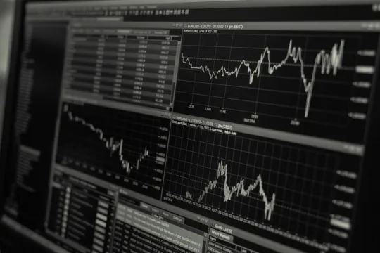 SNME11 sobe 0,86% no pregão e fecha na contramão do IFIX