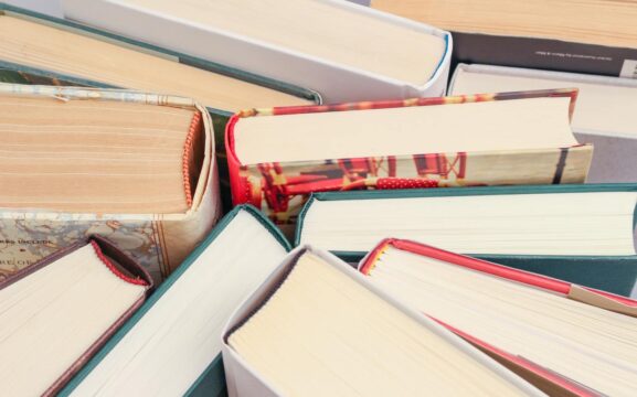 7 Dicas de Livros para Estudar FIIs: conheça os melhores materiais