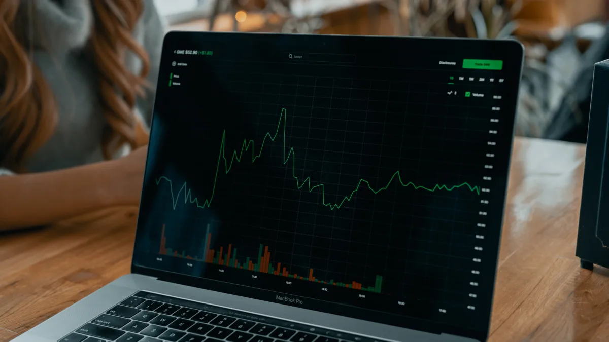 XPLG11 e IRDM11 são destaques do IFIX hoje (26); ALZR11 atinge máxima histórica. Foto: Unsplash