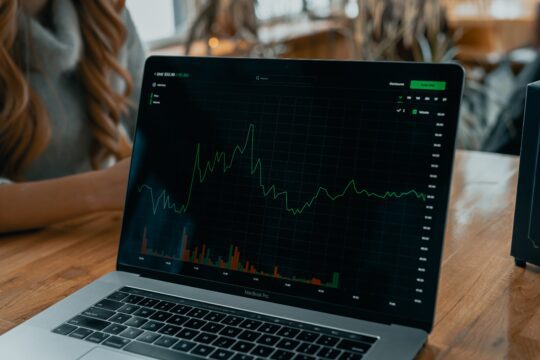 XPLG11 e IRDM11 são destaques do IFIX hoje (26); ALZR11 atinge máxima histórica