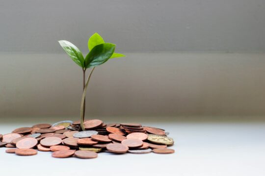 Fundo Imobiliário com dividend yield de 14,1% revisa dividendos; veja os valores