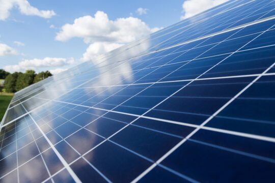 SNEL11 fecha contrato de locação para três usinas fotovoltaicas; veja o impacto na receita