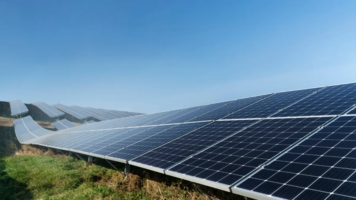 SNEL11 investe em usinas de energia fotovoltaica - Foto: Freepik