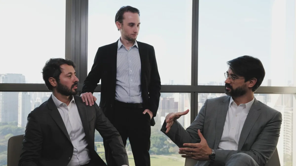 Guilherme Barbieri, head do SNEL11; José Daronco, head de  RI da Suno Asset; e Vitor Duarte, CIO da Suno Asset - Foto: Divulgação