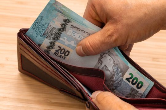 SNFF11 sobe dividendos em 38% com novo guidance; veja valores e datas