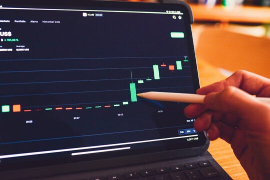 XPLG11 sobe forte após anúncio de dividendos recordes; IFIX chega aos 3.035 pontos