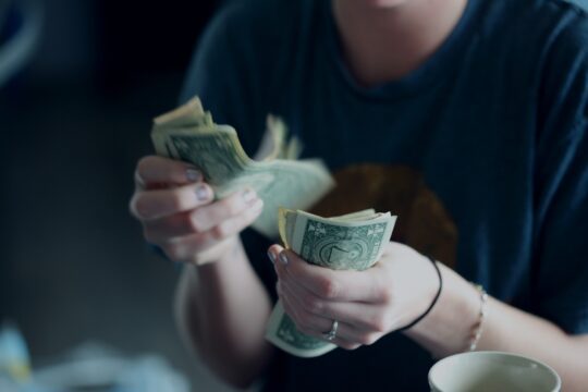 Fundo imobiliário com desconto de 41% não recebe aluguel; O que acontece com os dividendos?