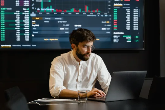 SNCI11 e SNFF11 avançam mais de 2% e acompanham reação dos FIIs após 1º turno