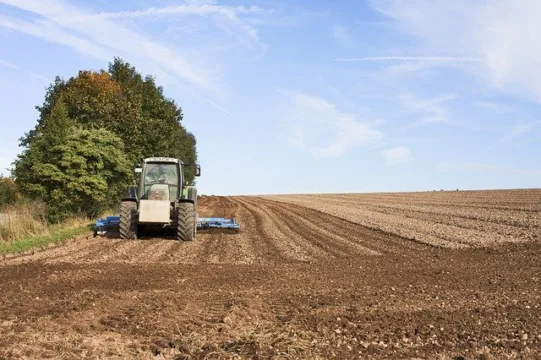 Fiagro AAZQ11 lucra R$ 2,4 mi, realiza novas alocações e mantém cota patrimonial estável