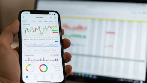 Uma pessoa segurando um telefone com um gráfico