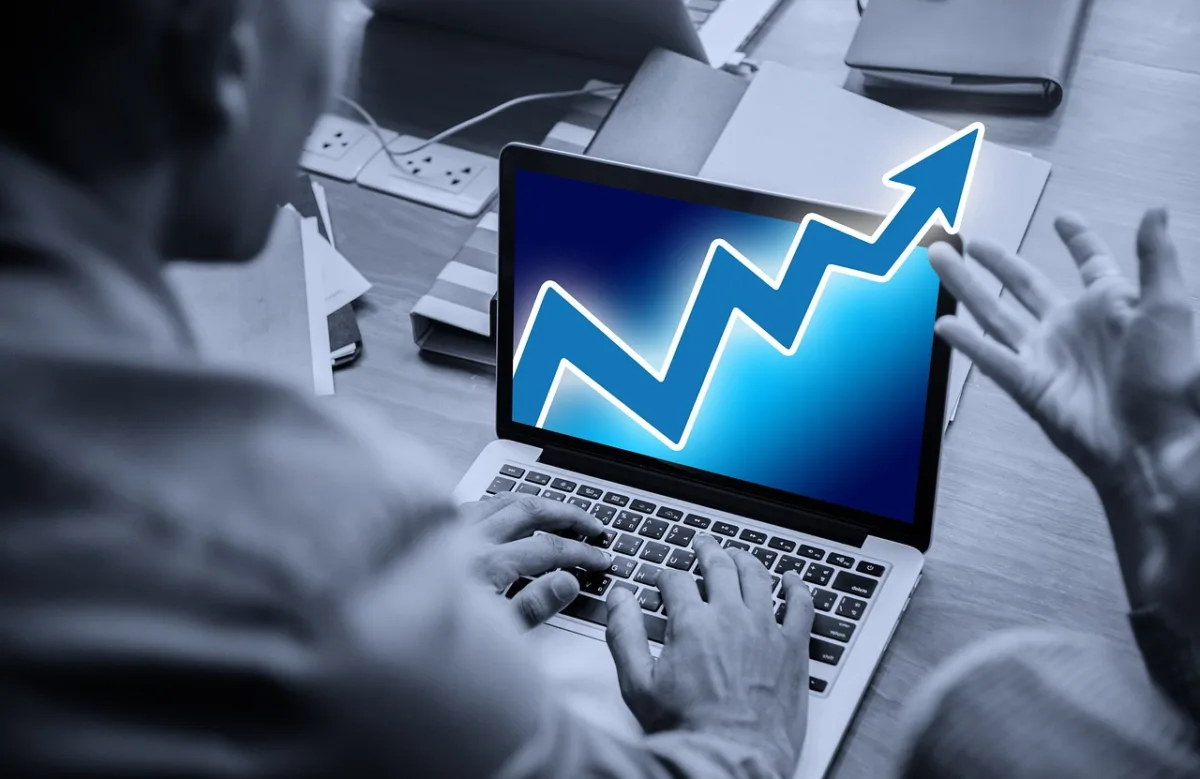SNFZ11 sobe 0,21% enquanto investimentos em produtividade avançam