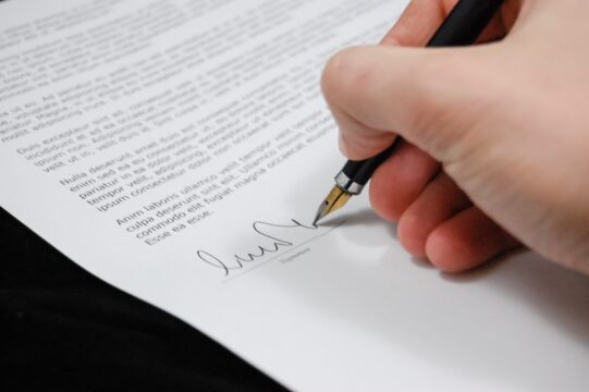 Quais são as Diferenças entre Contratos Típicos e Atípicos?