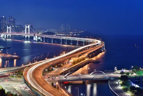 Imagem de uma estrada iluminada para falar sobre o SNID11, FI-Infra da Suno.Foto: Pixabay