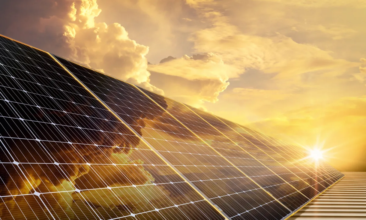 Energia solar: custo das baterias pode cair 40% até 2035; quem ganha com isso?