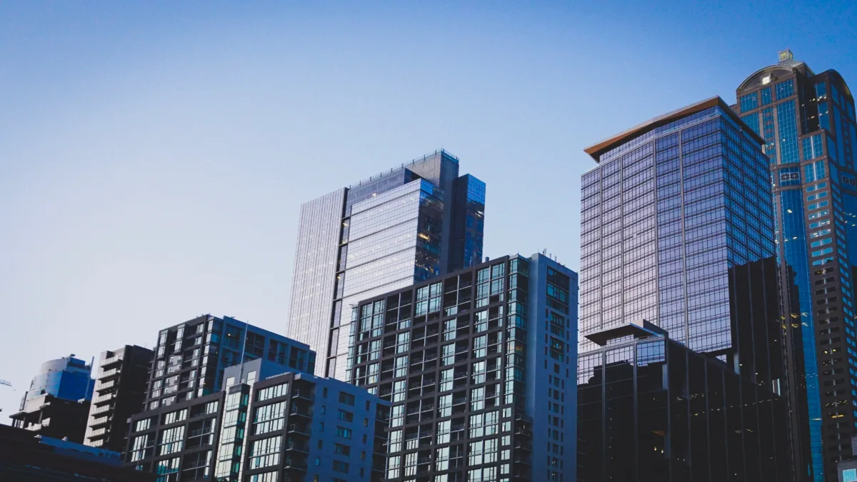 Fundo imobiliário revisa dividendos com DY de 14%; veja o valor por cota