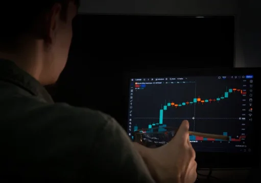 IFIX fecha terça-feira em leve queda e recua para 3.840 pontos
