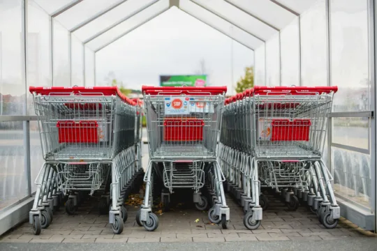 FIIs de varejo alimentar e logística mantêm vacância abaixo de 3% em 2026