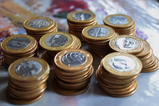 AAZQ11 anuncia dividendos com yield mensal de 1,21%; veja data de pagamento