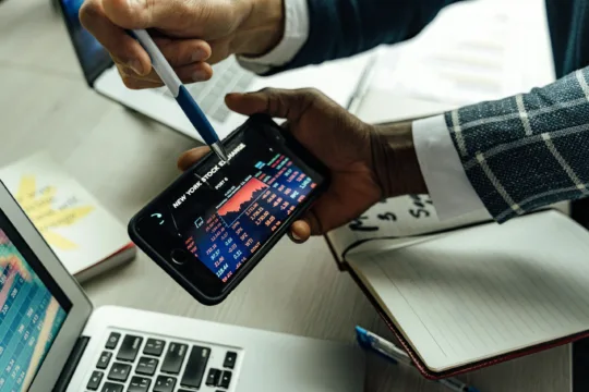 KNRI11 avança 2,63%, CACR11 sofre novo tombo; IFIX fecha terça em queda de 0,33%