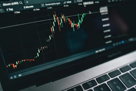 Em novo tombo, CACR11 derrete quase 16%; IFIX fecha em queda de 0,1%