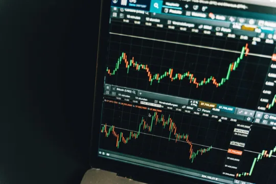 IFIX começa semana em ligeira queda, abaixo dos 3.800 pontos