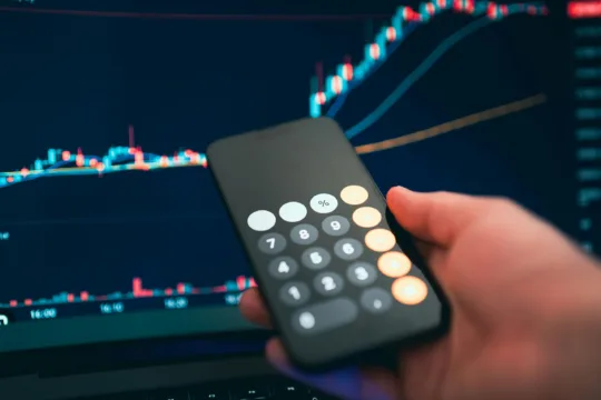 KORE11 e TRBL11 sobem, VINO11 e HGRE11 caem, e IFIX fecha em alta de 0,05%