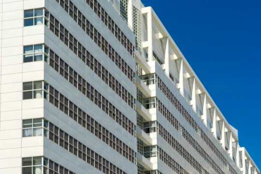 ALZR11 bate marca de 200 mil cotistas e entra para o rol dos maiores da bolsa