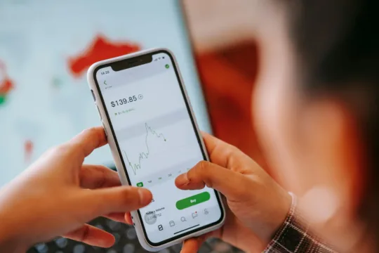 IFIX recua 0,28%; ICRI11 e TOPP11 lideram ganhos; RBRP11 cai 3,47%