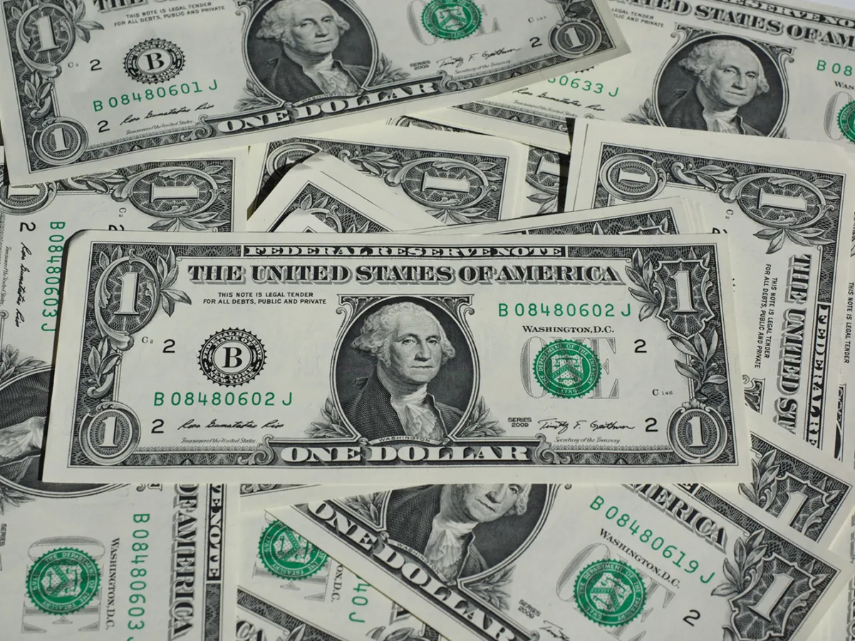 Dólar abaixo de R$ 5: o que explica a queda da moeda e como investir neste cenário