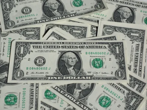Dólar abaixo de R$ 5: o que explica a queda da moeda e como investir neste cenário