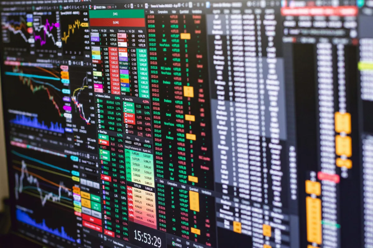 SNFF11 salta 4,29%, CACR11 segue em baixa, e IFIX sobe 0,88%