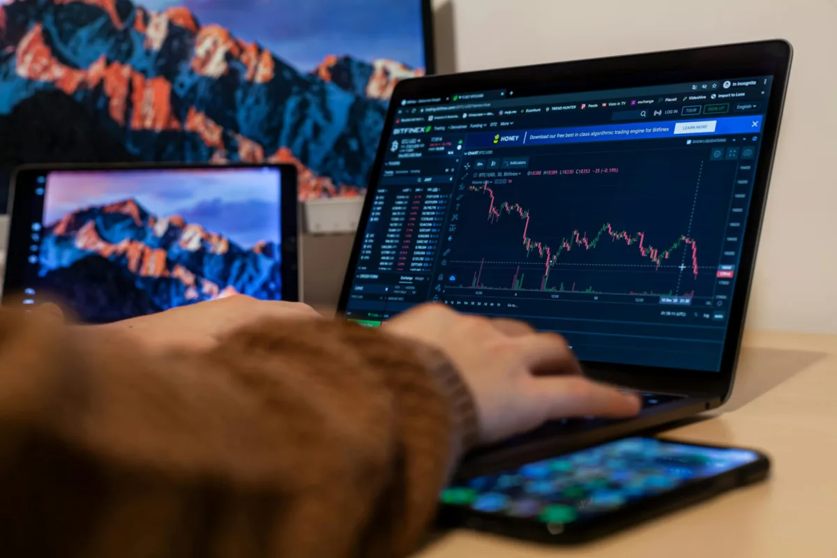 BCRI11 e PORD11 sobem, CCME11 e BLMG11 caem; IFIX recua 0,3%