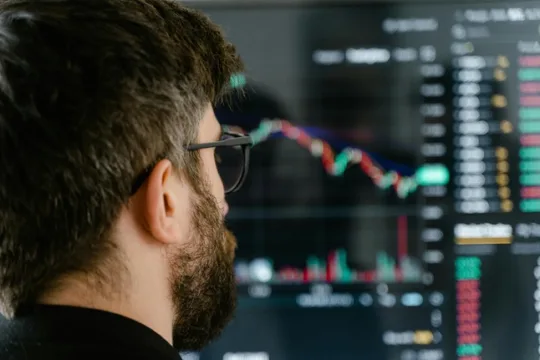 AZPL11 e VINO11 sobem, PVBI11 e HGRE11 caem; IFIX avança 0,24%