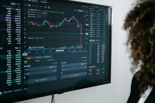 PVBI11 e HSML11 caem quase 4%; IFIX começa semana em baixa de 0,89%