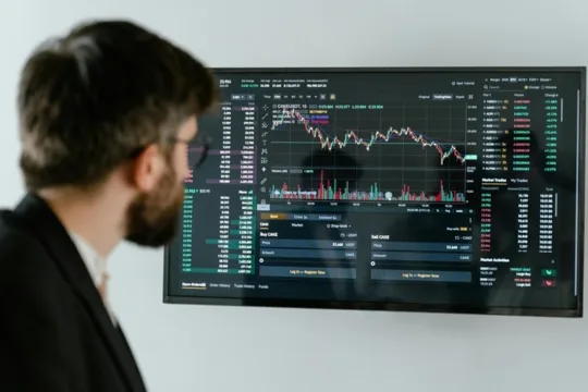 KORE11 sobe, BRCO11 cai, e IFIX fecha em queda de 0,15%