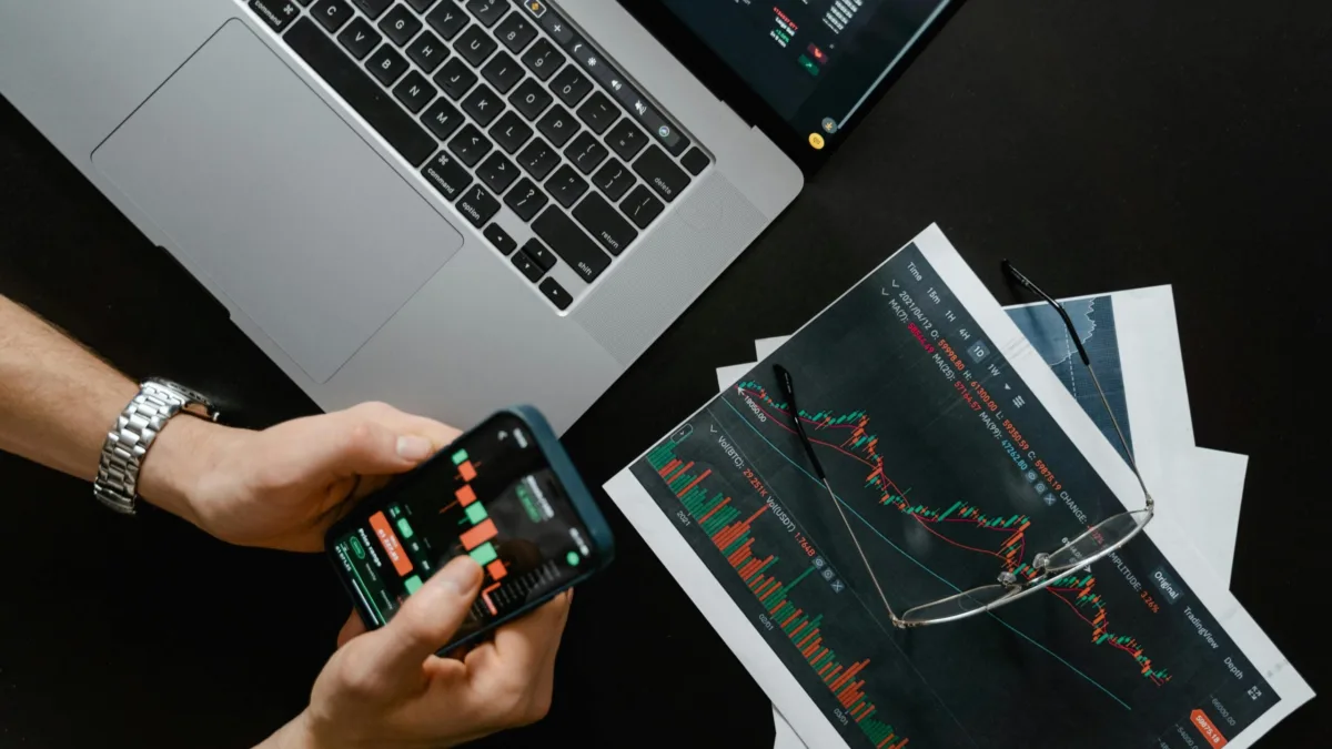 SNME11 apresenta retorno relevante em 2025. Foto: Pexels.