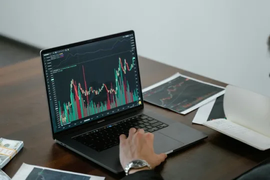 BPML11 e BBIG11 sobem quase 3%; IFIX avança, mas encerra semana encurtada com recuo de 0,68%