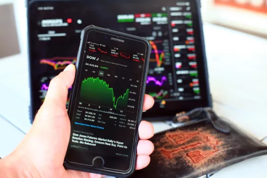 TGAR11 e HSLG11 sobem, CACR11 segue em queda livre; IFIX avança 0,6%