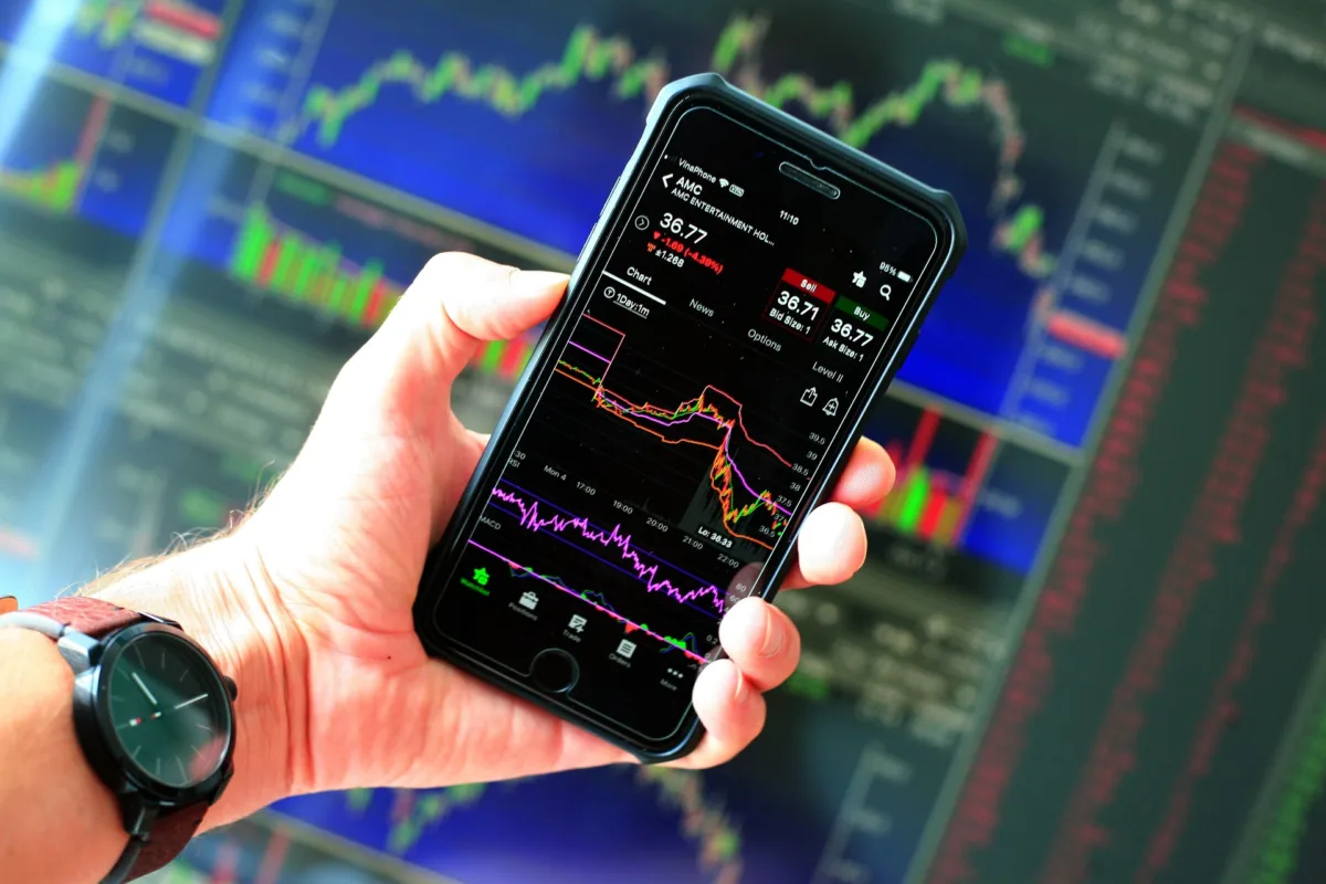 TRBL11 e PVBI11 caem, e IFIX começa semana com recuo de 0,27%