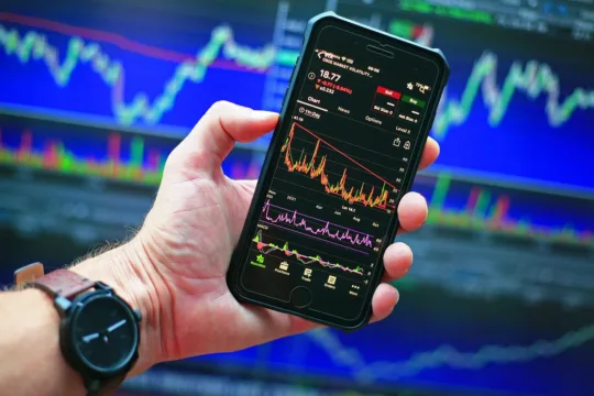 KNSC11 cai 2,46%, PCIP11 sobe 1,51% e IFIX fecha em baixa de 0,45%
