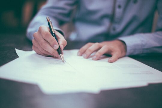 HGLG11 firma dois contratos de compra e venda de ações